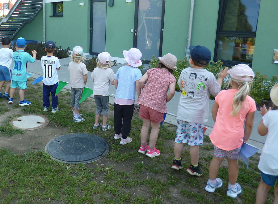 Kinder feuern Läufer an