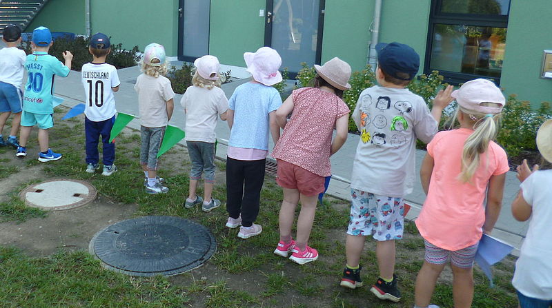 Kinder feuern Läufer an