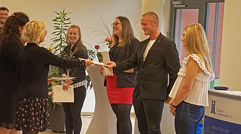 Schulleiterin Ines Lorenz beglückwünscht hier Annalena Salchow, Lisa Strandt, Felix Wagner und Rebecca Worf zum erfolgreichen Abschluss ihrer Ausbildung zum staatlich anerkannten Erzieher