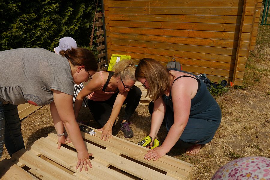 Frauen bauen eine Bank für die Kita