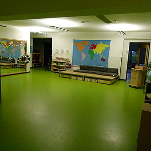 Foyer mit großer Bühne